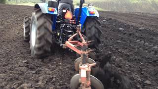 Tractor Solis 90 HP demostrando su PODER arando la tierra  Ecuatrama SA [upl. by Aciraj]