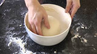 Zelf heerlijk pizzadeeg maken recept voor beginners [upl. by Yaf]