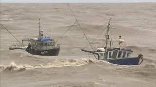 Video increible 2 barcos de pesca en mares extremadamente agitados [upl. by Landau]