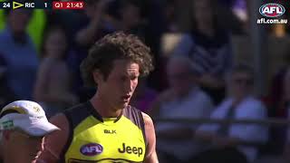 Concussed Tyrone Vickery going for imaginary ball AFL 2016 [upl. by Anthea]