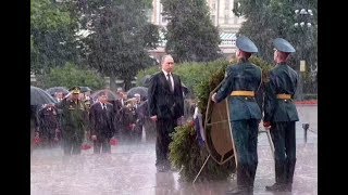 Putin braves rain to honor WWII victims [upl. by Philbert]