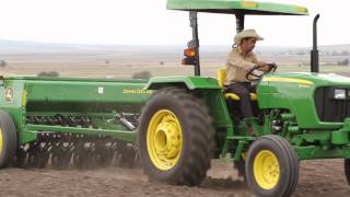 John Deere Lanzamiento Tractores Serie 5D  5E [upl. by Oinolopa]