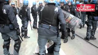 Torino alla manifestazione degli studenti scontri con la polizia [upl. by Shedd]