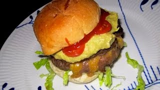 Mexicansk burger med guacamole og med fyld af cheddarost og jalapeños  Opskrift  8 [upl. by Nebeur762]